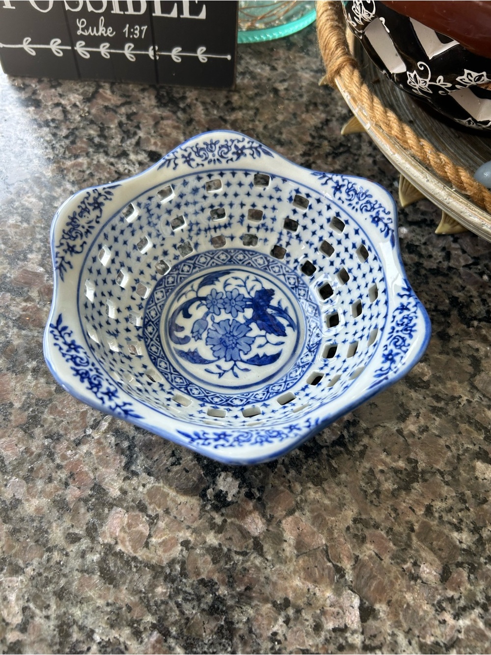 ✨Blue and White Porcelain Decorative Bowl - Classic Floral Design